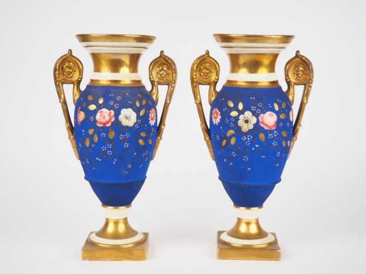 Paire de vases XIXème en porcelaine de Paris à décor dans des réserves