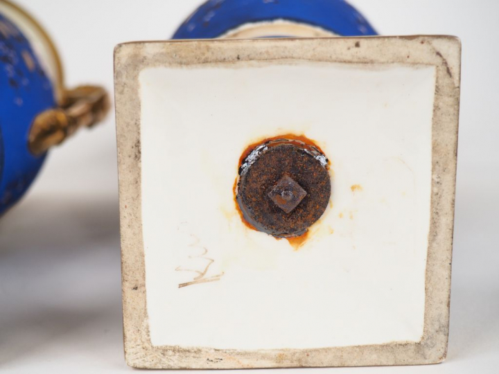 Paire de vases XIXème en porcelaine de Paris à décor dans des réserves