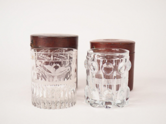 Vente aux enchères 2 différents verres de cure XIXème dans leur étui en cuir.