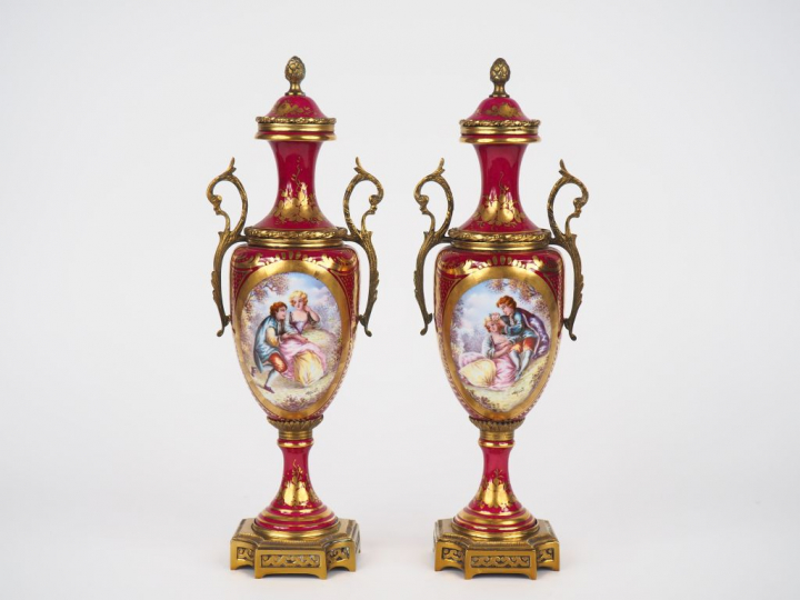 Paire de vases couverts en porcelaine polychrome dans le goût de Sèvre