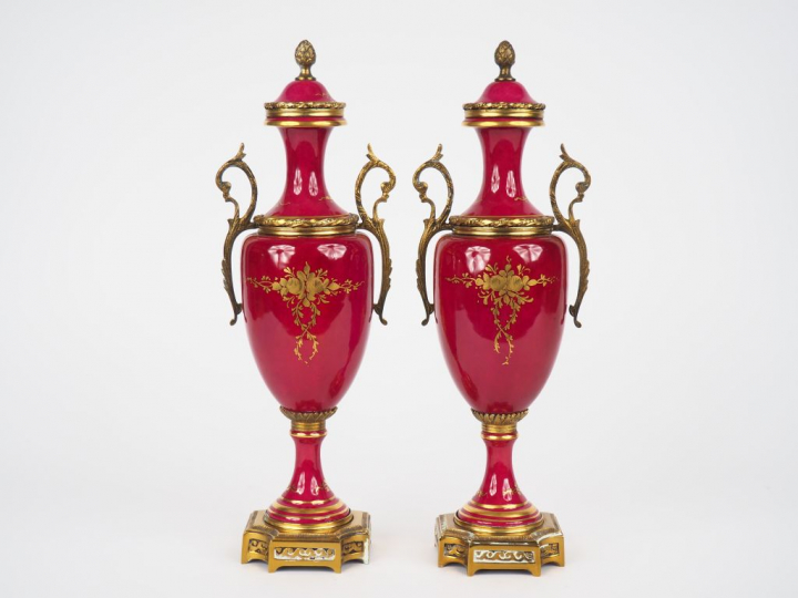 Paire de vases couverts en porcelaine polychrome dans le goût de Sèvre