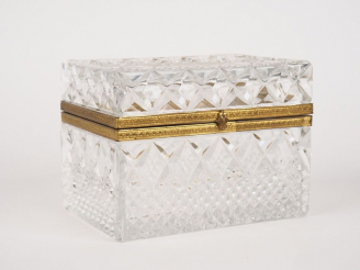 Vente aux enchères Boite à bijoux en cristal moulé. Dim. 17 x 12,5 cm