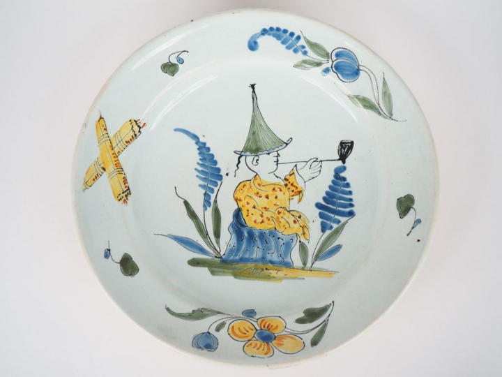 Plat XIXème en faience de Moncaut ? à décor polychrome au chinois. Dia