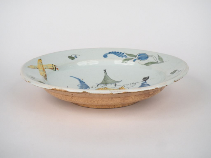 Plat XIXème en faience de Moncaut ? à décor polychrome au chinois. Dia