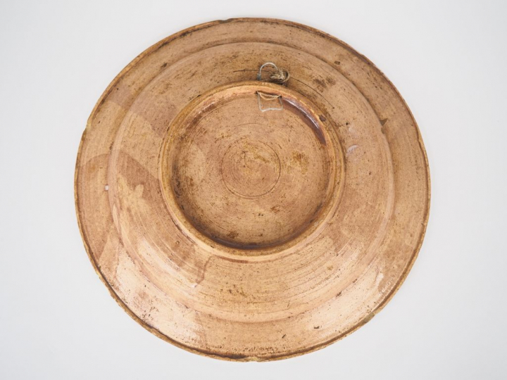 Plat XIXème en faience de Moncaut ? à décor polychrome au chinois. Dia