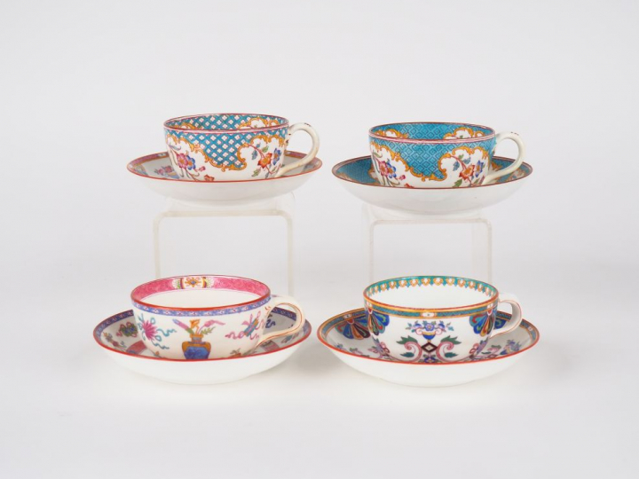 Suite de 4 tasses et sous tasses en céramique polychrome de Minton. (m