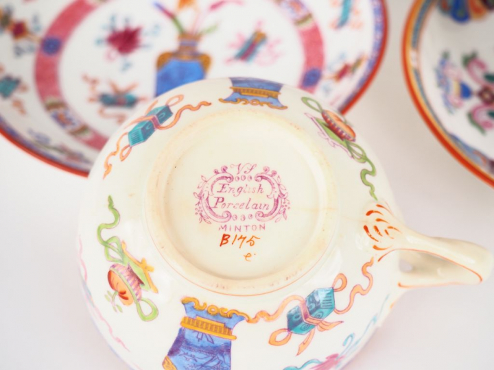 Suite de 4 tasses et sous tasses en céramique polychrome de Minton. (m