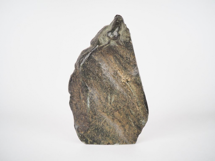 Pierre sculptée XIXème figurant une jeune femme et un joueur de cornem