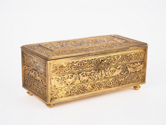 Vente aux enchères ROUZAUD. Coffret à bijoux en métal de style médiéval. Dim. 22,5 x 9,5 