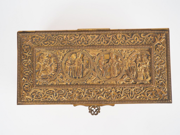 ROUZAUD. Coffret à bijoux en métal de style médiéval. Dim. 22,5 x 9,5 