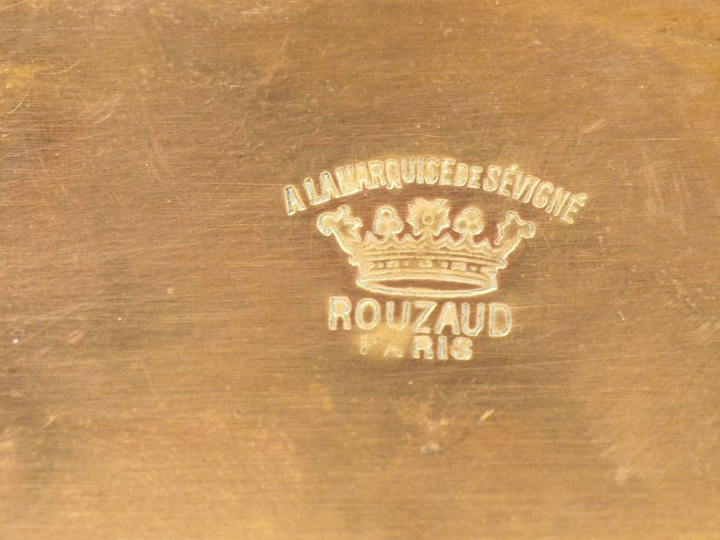 ROUZAUD. Coffret à bijoux en métal de style médiéval. Dim. 22,5 x 9,5 