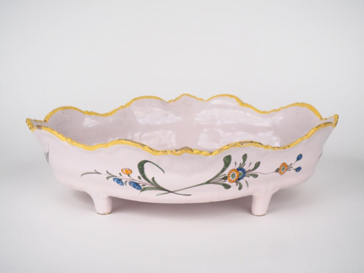 Jardinière XVIIIème en faience du Midi, à décor de fleurs polychromes.