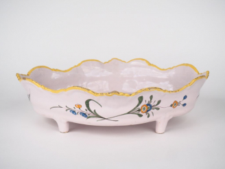 Vente aux enchères Jardinière XVIIIème en faience du Midi, à décor de fleurs polychromes.