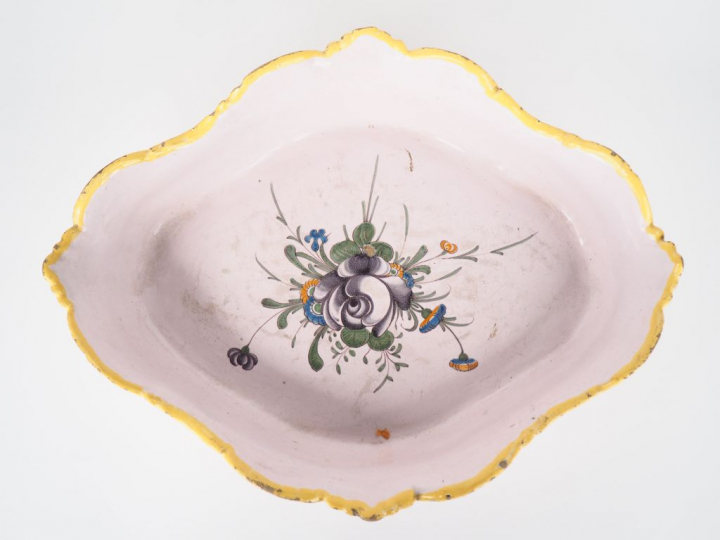 Jardinière XVIIIème en faience du Midi, à décor de fleurs polychromes.