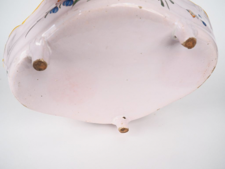 Jardinière XVIIIème en faience du Midi, à décor de fleurs polychromes.