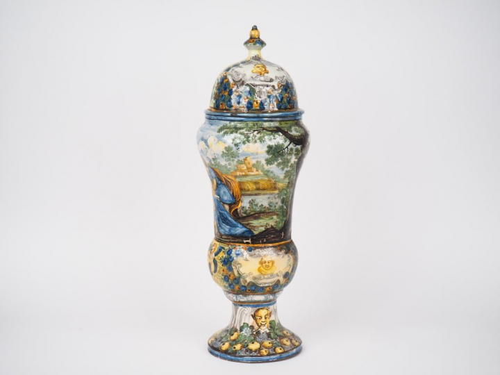 Potiche couverte XIXème en faïence italienne à décor de scènes de la v