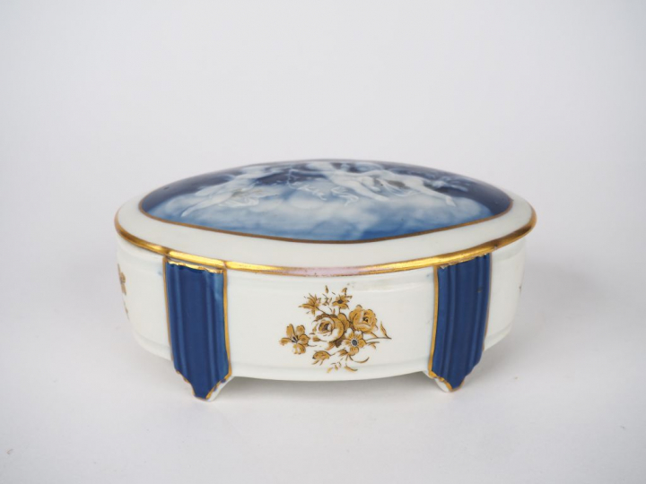 THABARD.  Bonbonnière de style Louis XVI en porcelaine polychrome.  Si