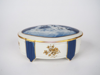 Vente aux enchères THABARD.  Bonbonnière de style Louis XVI en porcelaine polychrome.  Si