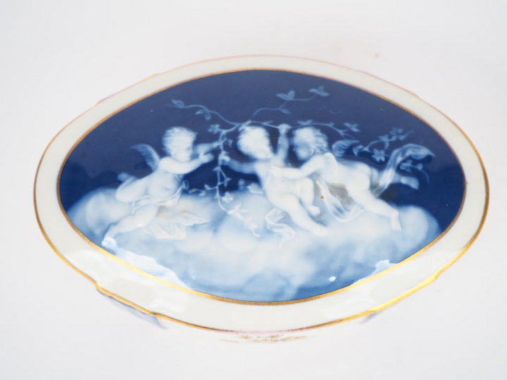 THABARD.  Bonbonnière de style Louis XVI en porcelaine polychrome.  Si