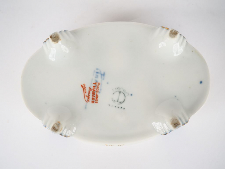 THABARD.  Bonbonnière de style Louis XVI en porcelaine polychrome.  Si
