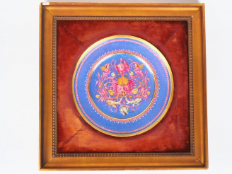 Vente aux enchères Grand plat circulaire en porcelaine polychrome de Limoges à décor de f