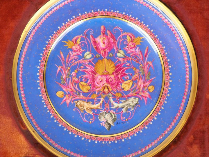 Grand plat circulaire en porcelaine polychrome de Limoges à décor de f