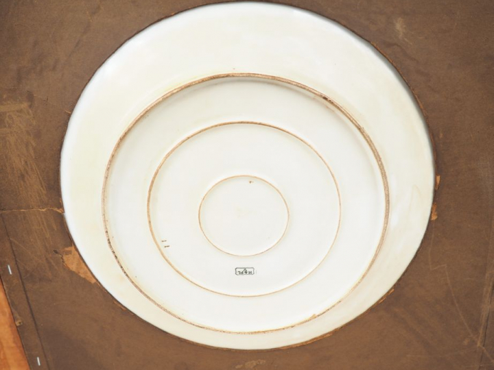 Grand plat circulaire en porcelaine polychrome de Limoges à décor de f