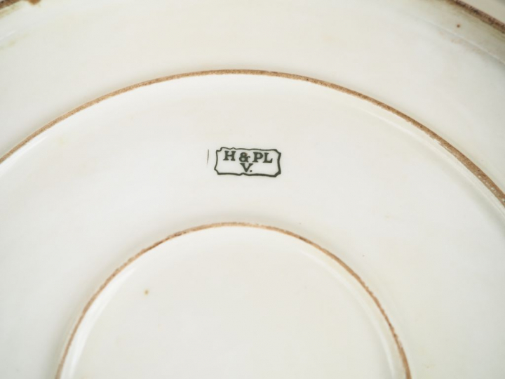 Grand plat circulaire en porcelaine polychrome de Limoges à décor de f