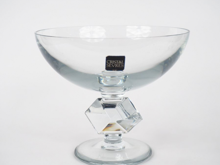 Grande coupe en cristal de Sèvres, fût en forme de motif géométrique. 