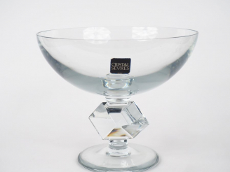 Vente aux enchères Grande coupe en cristal de Sèvres, fût en forme de motif géométrique. 