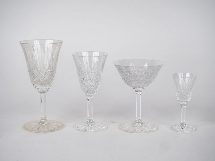 SAINT-LOUIS.  Service de verres en cristal comprenant : 12 coupes à ch