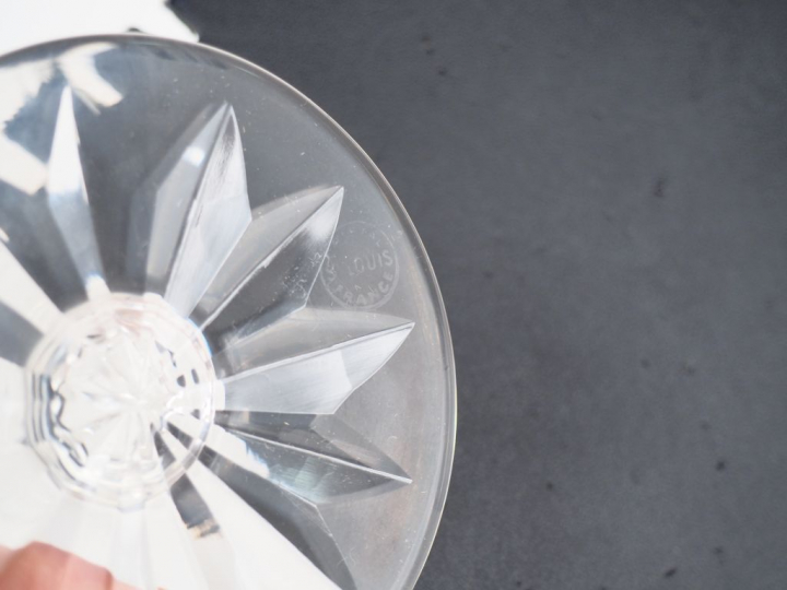 SAINT-LOUIS.  Service de verres en cristal comprenant : 12 coupes à ch