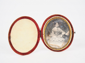 Vente aux enchères Daguerréotype XIXème dans son étui en velours "portrait de fillette".
