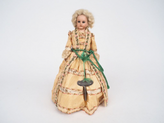 Vente aux enchères Poupée mécanique, tête porcelaine. H. 29 cm (usures et accidents à la 