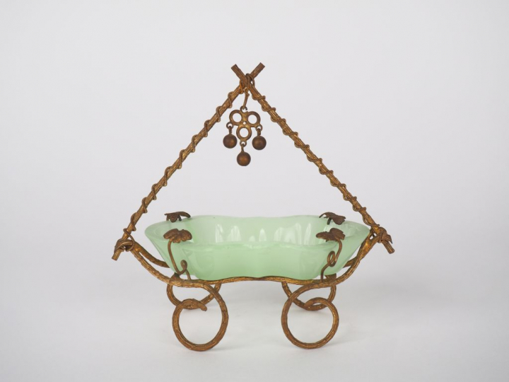 Elégant baguier Napoléon III en opaline verte et laiton en forme de ba