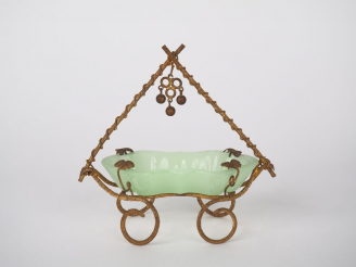 Vente aux enchères Elégant baguier Napoléon III en opaline verte et laiton en forme de ba