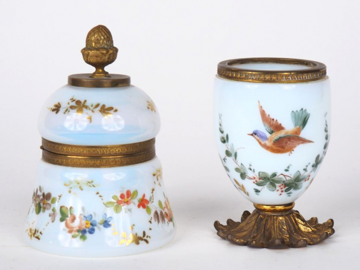 Petit vase ovoide et boite couverte en opaline blanche à décor polychr