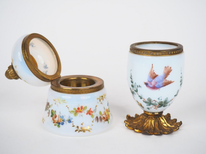 Petit vase ovoide et boite couverte en opaline blanche à décor polychr