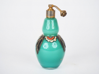 Vente aux enchères Vaporisateur Art Déco en opaline verte et émail polychrome à décor de 