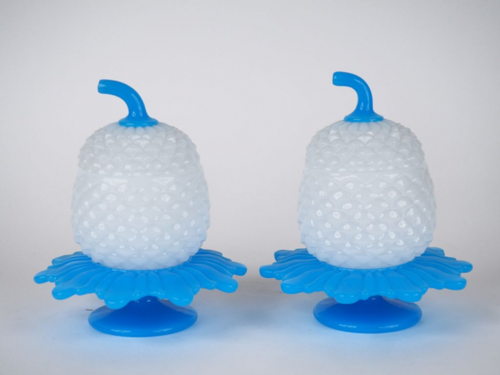 Paire de pots couverts XIXème en opaline bleue et blanche en forme d'a