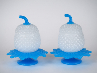 Vente aux enchères Paire de pots couverts XIXème en opaline bleue et blanche en forme d'a