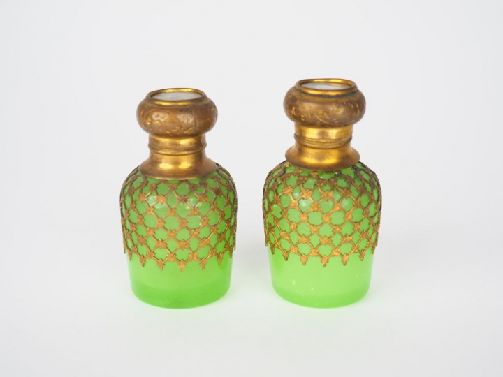 Paire de flacons en opaline verte, les bouchons ornés d'une miniature 