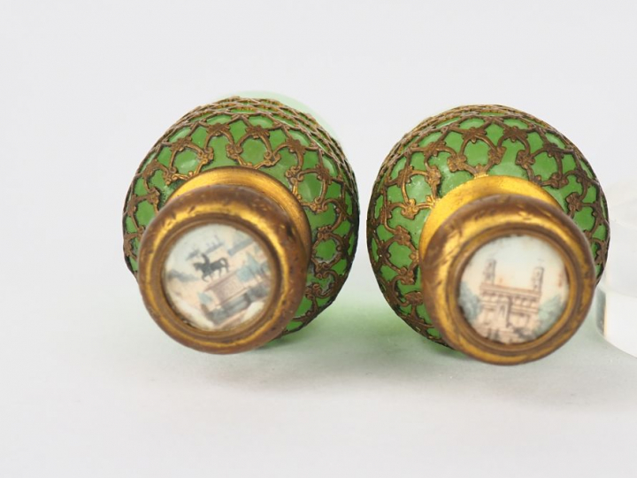 Paire de flacons en opaline verte, les bouchons ornés d'une miniature 