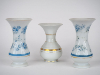 Vente aux enchères Paire de vases cornet sur piédouche en opaline blanche, à décor de fle