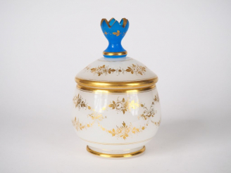 Vente aux enchères Bonbonnière XIXème en opaline blanche et bleue à décor doré de fleurs 