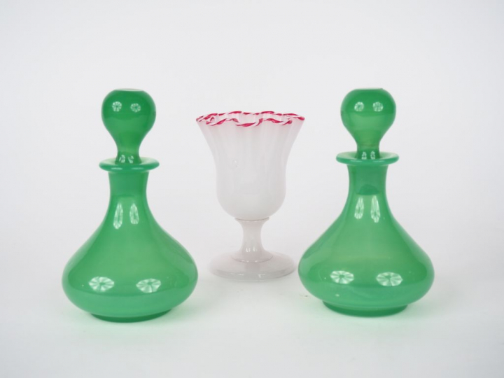 Paire de flacons XIXème en opaline verte. H. 15 cm (Un bouchon recollé