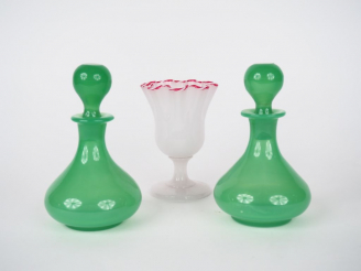 Vente aux enchères Paire de flacons XIXème en opaline verte. H. 15 cm (Un bouchon recollé