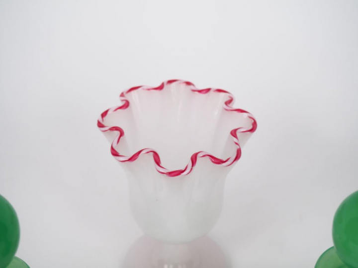 Paire de flacons XIXème en opaline verte. H. 15 cm (Un bouchon recollé