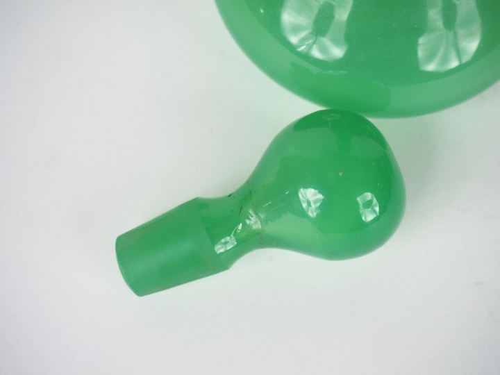 Paire de flacons XIXème en opaline verte. H. 15 cm (Un bouchon recollé