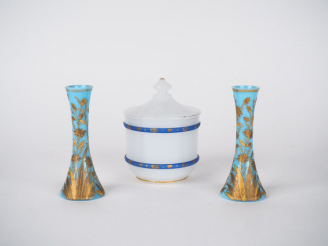 Vente aux enchères Paire de vases soliflores en opaline bleue et émail doré, à décor de f